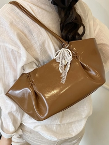 Sac cabas en cuir verni marron brillant avec nœud en dentelle et pendentif perle