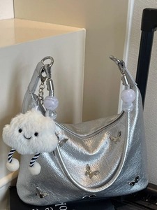 Sac hobo métallisé argenté avec papillons, texture plissée et charm nuage doux