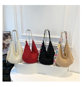 Détail de quatre sacs hobo tissés à la main avec des bandoulières à motifs floraux