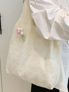 Lace flower tote bag with mesh texture and floral pendant for daily commuting