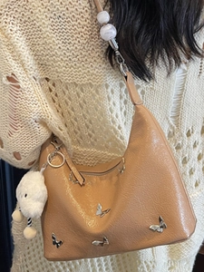 Sac bandoulière papillon tendance avec perles marbrées et pendentif peluche camel