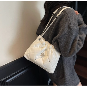 Détail d'un sac en cuir matelassé avec ornement étoile argentée et cristaux