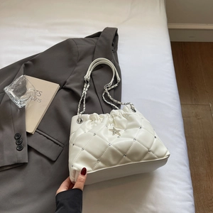Détail du sac cabas matelassé blanc avec étoile argentée et strass étincelants