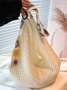 Grand sac à bandoulière au crochet blanc cassé avec sangle florale colorée pour la plage
