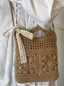 Sac à bandoulière artisanal en paille tressée avec motifs floraux et nœuds en dentelle