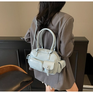 Hellblaue Bowlingtasche mit Multi-Taschen-Design und glänzenden PU-Leder-Details