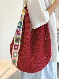Grand sac bandoulière au crochet rouge avec sangle fleurie pour vacances à la plage
