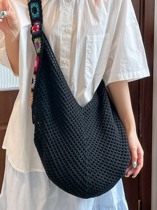 Sac cabas noir fait main au crochet avec bandoulière fleurie colorée style bohème