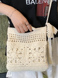 Sac à bandoulière en paille crochetée à la main crème avec motifs ajourés et nœud