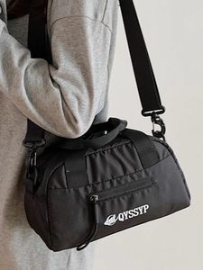 Sac bandoulière minimaliste en nylon noir avec sangle réglable et logo pour loisirs chic