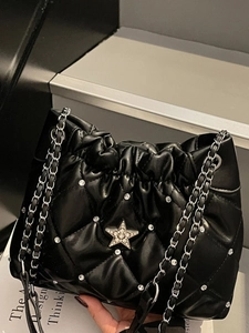 Sac bandoulière matelassé noir avec étoile en strass et fermeture à cordon