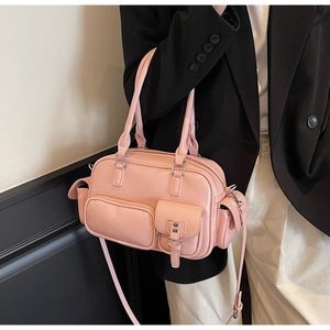 Detail der rosa Lackleder-Bowlingtasche mit silbernen Reißverschlüssen und Taschen