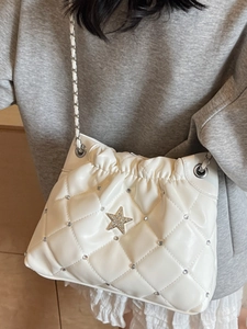 Sac à bandoulière matelassé blanc avec étoile en cristal et chaîne argentée chic