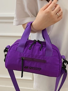 Sac de sport en nylon violet avec bandoulière et design cylindrique minimaliste