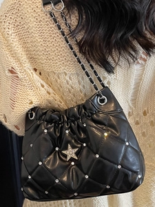 Sac bandoulière matelassé noir chic avec étoile en strass et bandoulière chaîne