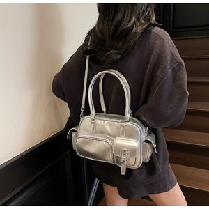 Silberne Metallic-Bowling-Tasche im Utility-Look mit mehreren Taschen, von Model getragen