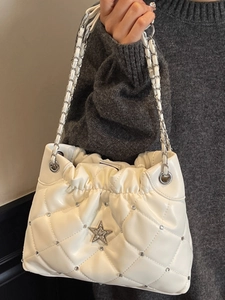 Sac bandoulière matelassé blanc chic avec étoile en diamant et élégante chaîne en métal