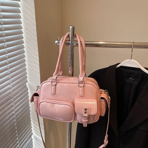 Detailansicht der rosa Bowlingtasche mit mehreren Taschen und silbernen Metallbeschlägen