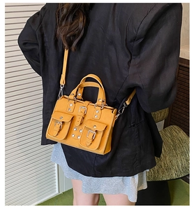 Sac à main vintage jaune moutarde style motard avec poches multiples et clous en métal