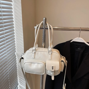 Detailansicht der weißen PU-Bowlingtasche mit mehreren Taschen und Silberbeschlägen