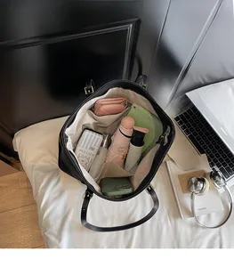 Vue de dessus de l'intérieur spacieux avec compartiments multifonctions du sac cabas