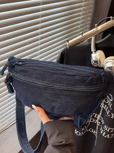 Sac de poitrine en denim bleu foncé de grande capacité avec sangle réglable et double zip