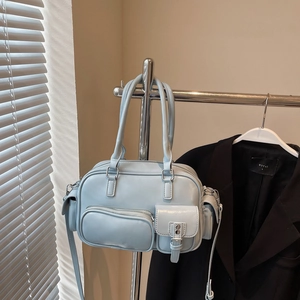Detail der hellblauen Bowlingtasche mit Multi-Pocket-Design und silbernen Beschlägen