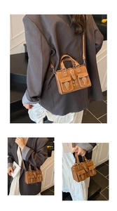 Vue détaillée du sac Boston en cuir PU marron avec boucles et bandoulière