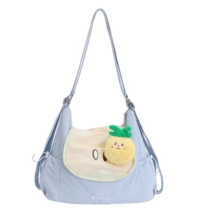 Bolso bandolera de dibujos de pera en azul y beige con un colgante de piña amarilla