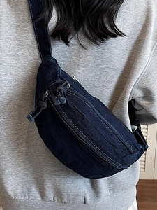 Sac banane en denim bleu foncé en forme de croissant avec coutures blanches