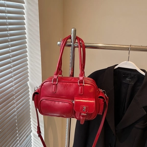 Detaillierte Nahaufnahme einer roten Bowling-Tasche mit glänzenden Silberbeschlägen