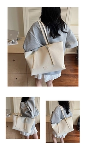 Détails macro d'un sac cabas beige avec texture litchi et bandoulières réglables
