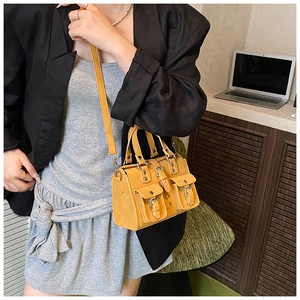 Sac Boston jaune tendance avec poches et bandoulière réglable porté par un mannequin