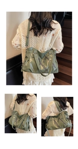 Dettaglio della grande borsa da viaggio vintage verde con cerniere e tracolla
