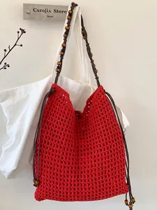 Sac fourre-tout rouge fait main en maille ajourée avec perles en bois pour plage et vacances