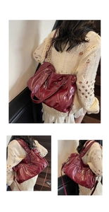 Dettaglio della grande borsa da viaggio bordeaux vintage con texture in pelle e zip
