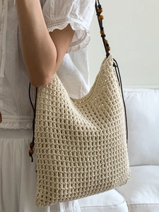 Sac fourre-tout chic en tricot ajouré avec perles en bois sombres pour un look bohème d'été