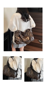 Vista dettagliata di una grande borsa marrone vintage con tasche multiple e borchie
