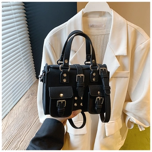 Détail du sac Boston noir style utilitaire avec boucles en métal et texture suède