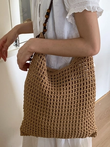Sac fourre-tout au crochet caramel avec perles en bois pour la plage et l'été