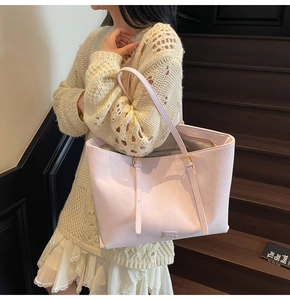 Vue détaillée du cabas en cuir rose avec fines bretelles et texture élégante