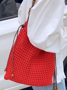 Sac fourre-tout rouge au crochet fait main avec perles en bois pour les vacances