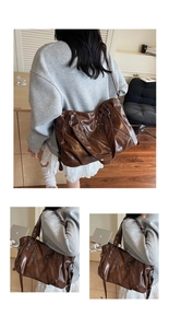 Dettaglio della borsa tote marrone vintage con cerniere metalliche e borchie decorative