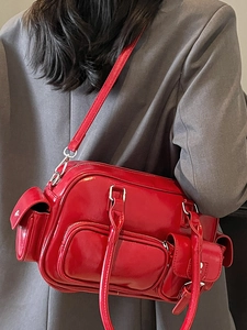 Trendige rote Bowling-Tasche in Glanzoptik mit mehreren Taschen für Alltag und Pendeln