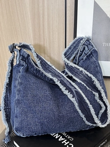 Sac fourre-tout rétro en denim bleu foncé avec bords à franges et large bandoulière