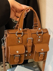 Sac Boston rétro marron à poches multiples avec bandoulière et boucles métalliques argentées