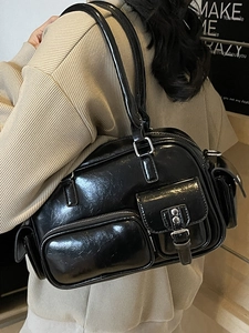 Modische schwarze Bowlingtasche aus Glanzleder mit mehreren Taschen für Damen