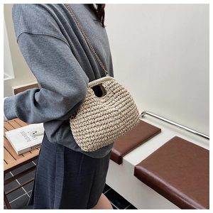 Sac à main en paille avec chaîne dorée et texture tissée pour l'été et la plage