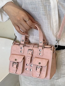 Sac Boston vintage rose style motard avec texture mate et détails de poches à clous