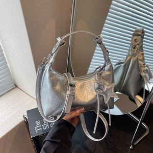 Détail du sac à bandoulière argenté métallisé avec texture froissée et breloques